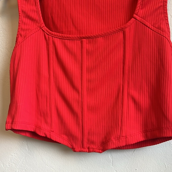 Lulu's 💚 Red Fitted Ribbed Tank Top - Picture 3 of 5